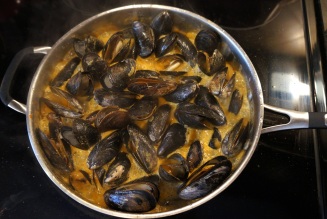A pan full of cooked mussels....my tummy is rumbling!